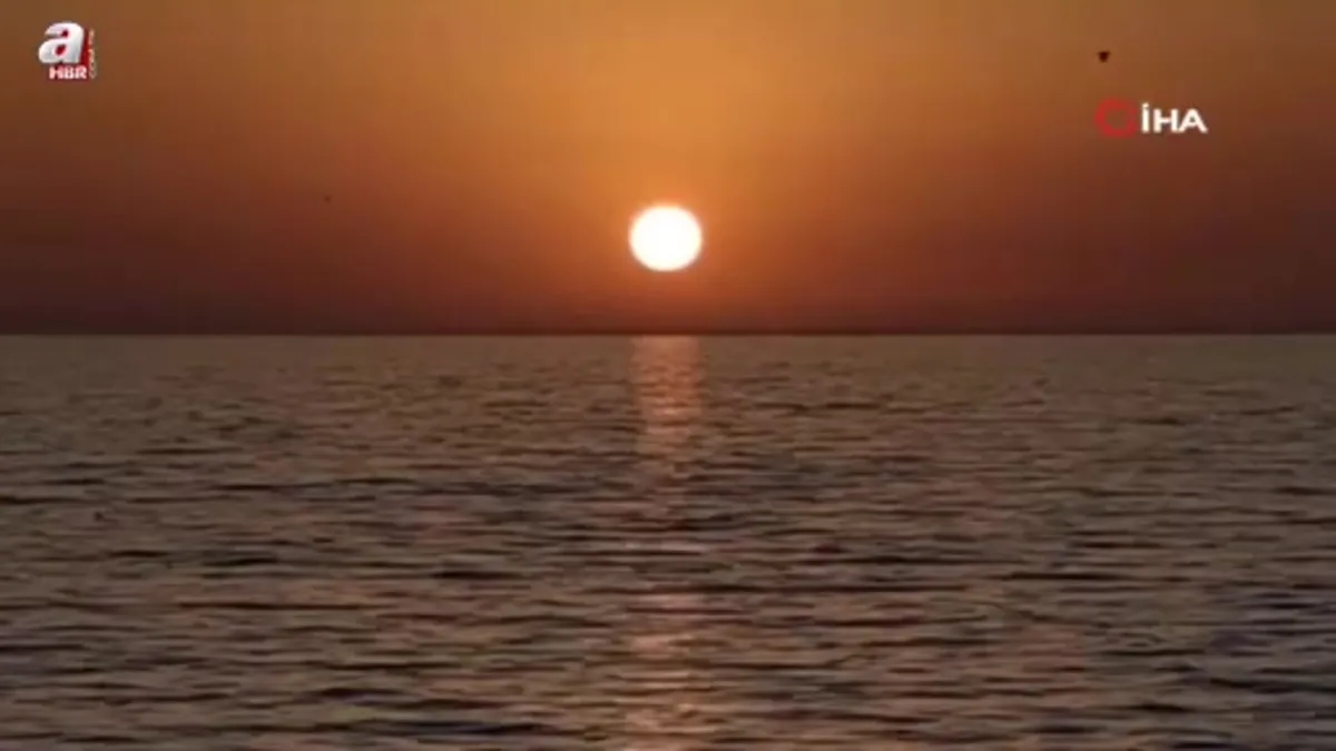 Gün batımı Van Gölü’nde seyirlik bir güzellik sunuyor