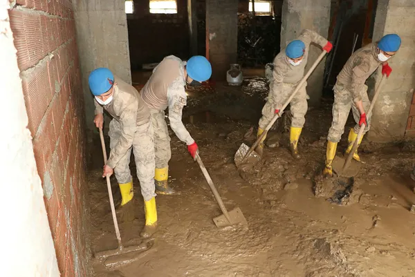 1627403754492.jpg Devlet Arhavi'deki sel felaketinin yaralarını sarıyor: Eşya bedellerinin yüzde 60'ı hesaplara yattı - 2