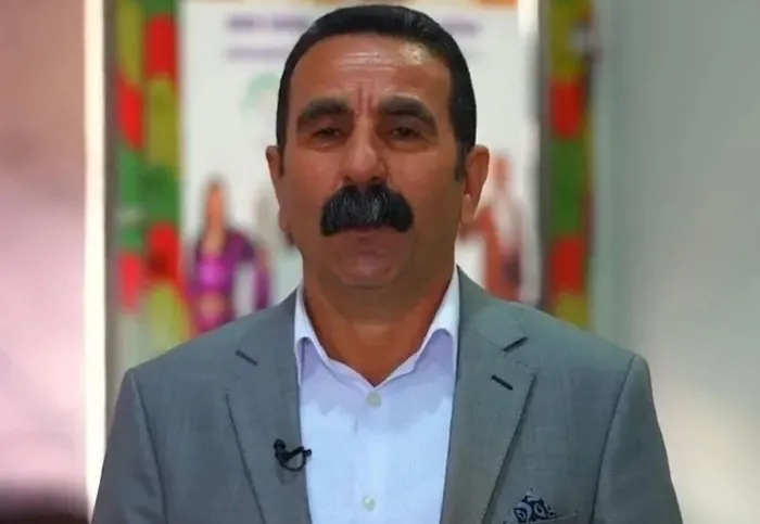 hakkari-demli-belediye-baskani-mehmet-siddik-akis-gorevden-alindi-gozalti-sonrasi-flas-karar-1717410078812.jpg Hakkari DEM’li Belediye Başkanı Mehmet Sıddık Akış görevden alındı! Gözaltı sonrası flaş karar... - 5