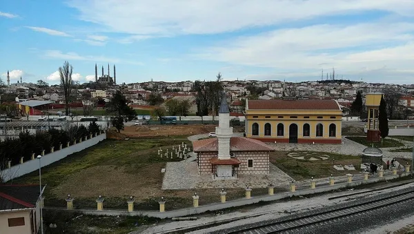 chpli-edirne-belediyesinden-ramazanda-tepki-ceken-hareket-fatih-sultan-mehmedin-hocasinin-turbesini-yiktilar-1681380016135.jpeg CHP'li Edirne Belediyesi'nden Ramazan'da tepki çeken hareket! Fatih Sultan Mehmed'in hocasının türbesini yıktılar - 4