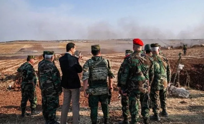 esad-rejiminin-korkusundan-sifreli-dil-gelistirdiler-iste-suriyelilerin-kullandigi-gizli-kodlar-1735035761382.jpg Suriye'nin kaçak diktatörü Beşşar Esad ile rejim askerleri arazi sahasında (Arşiv)