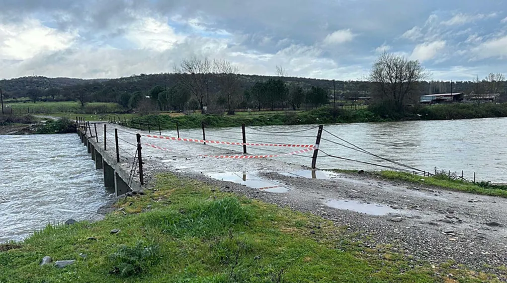 Ayvacık'ta şiddetli yağış etkili oldu