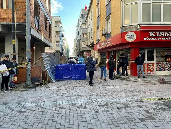 istanbul-zeytinburnunda-kan-donduran-vahset-balta-ile-kafasini-koparip-balkondan-atti-1705998969386.jpeg İstanbul Zeytinburnu'nda kan donduran vahşet! Balta ile kafasını koparıp balkondan attı - 1