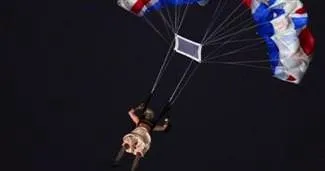 Kraliçe paraşütle atladı!