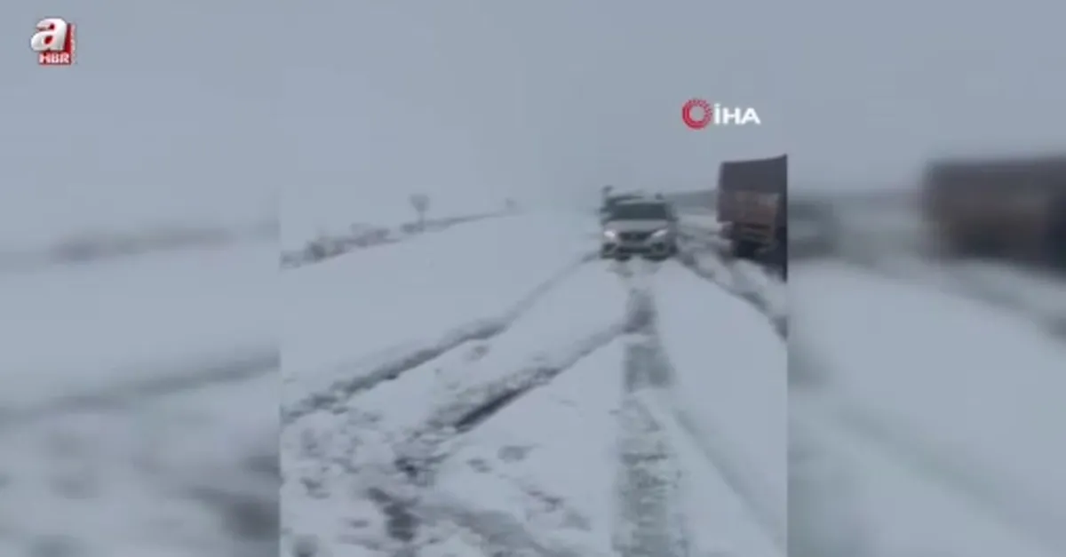 Onlarca araç karda mahsur kaldı