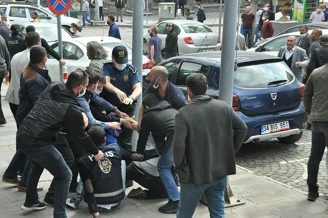 Kars’ta HDP’li belediyenin ihalesinde gerginlik! Dolmuşçulardan ‘kayyum, kayyum’ sloganı