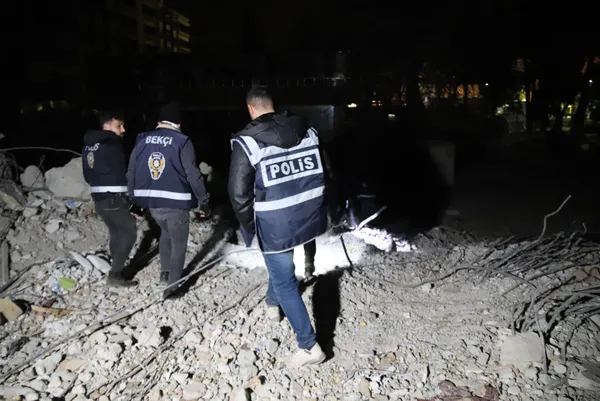 enkazdan-ciglik-geldi-ihbari-polisleri-harekete-gecirdi-1677726329843.jpg Enkazdan ''çığlık geldi'' ihbarı polisleri harekete geçirdi - 1