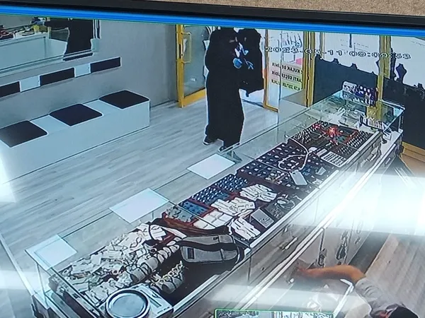 1683896745174.jpg Komedi filmi gibi soygun girişimi: 3 hırsız kadın kılığına girdi - 2