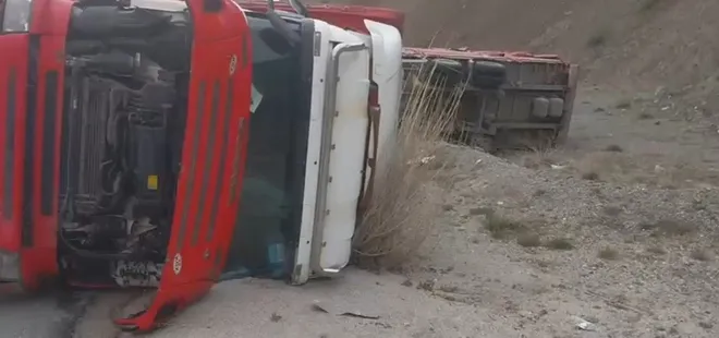 Erzincan'da beyaz eşya yüklü tır devrildi