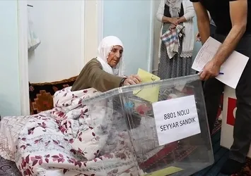 Hasta ve engelli vatandaşlar oyunu kullandı! Sandığa gidemeyenlere “seyyar sandık”
