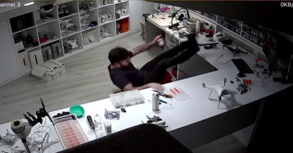 Son dakika: Sandalyede otururken neye uğradığını şaşırdı! Ayak ayak üstüne atarken... |Video