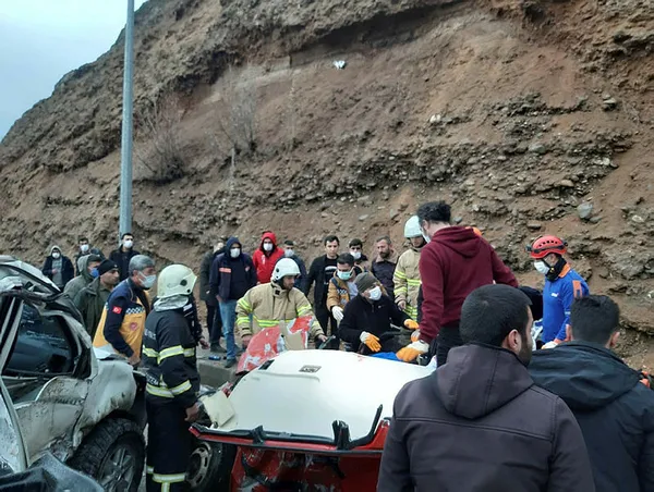 Son dakika: Tunceli'de iki otomobil çarpıştı: 2 ölü 1 yaralı - 2