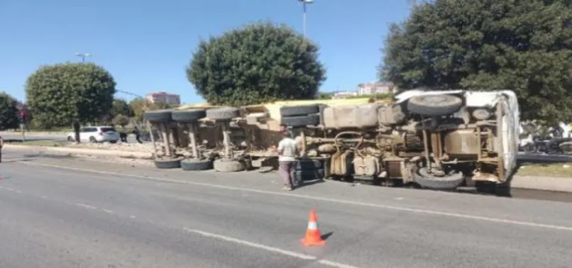 Pendik'te hafriyat kamyonu devrildi