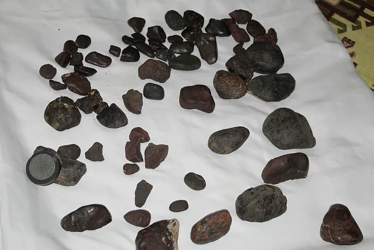 gok-tasi-buldugunu-iddia-etti-2-milyon-istedi-1575568022527.jpg Gök taşı bulduğunu iddia etti 2 milyon istedi! - 1
