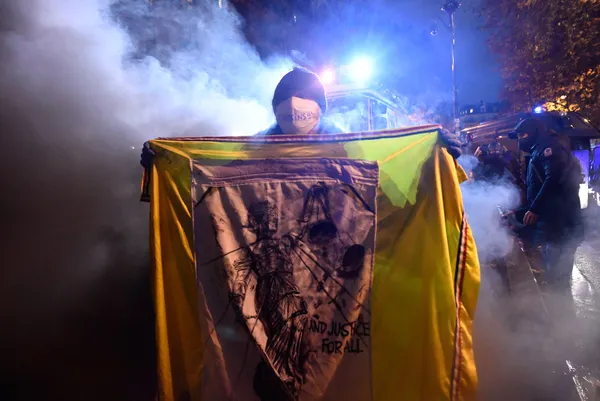 Fransa sokakları yangın yeri: Ülke genelinde artan İslamofobi protesto edildi