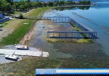 İznik Gölü'nde korkutan görüntü! En büyük iskele karaya oturdu