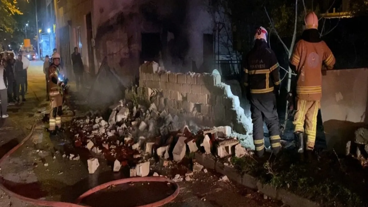 Bursa'da tek katlı evde yangın! Alevler bitişindeki binalara sıçramadan kontrol altına alındı