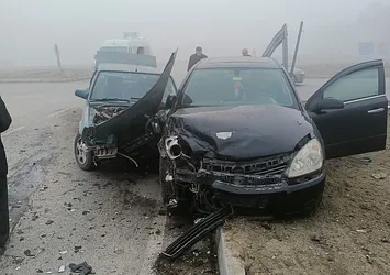 Bolu'da kavşakta çarpıştılar! 1'i bebek 4 yaralı