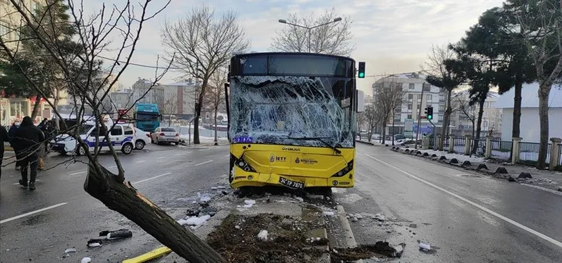 Kaza yapan TIR'ı görüp yavaşlayan iki araca İETT otobüsü çarptı