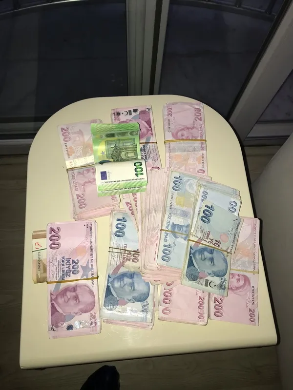 FETÖ evleri darphane gibi! Adana'da hücre evlerine baskın: Koltuk döşemeleri ve masa çekmecelerine gizlemişler - 2