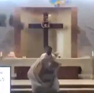 Beyrut’taki kilisede patlama anı! Elektrikler kesildikten sonra...