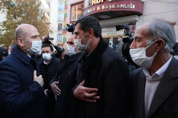 İçişleri Bakanı Süleyman Soylu’dan HDP önünde evlat nöbetindeki ailelere ziyaret