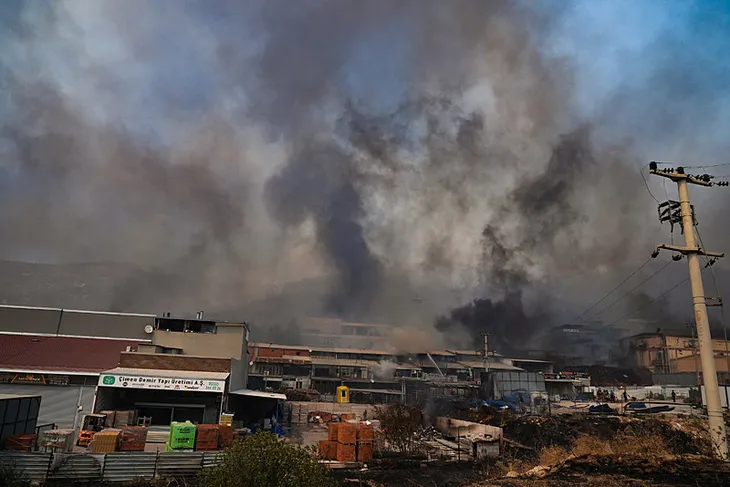 İzmir'de alevler yerleşim yerlerine sıçradı! Bazı evler yandı
