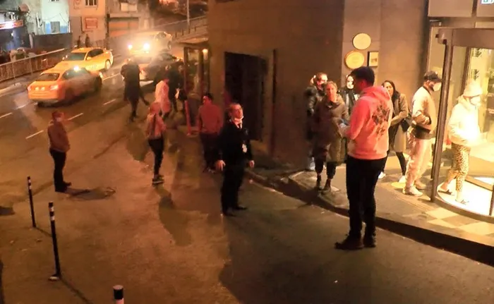 Son dakika: İstanbul Şişli'de metruk bina yandı! Otelde kalanlar sokağa döküldü - 3