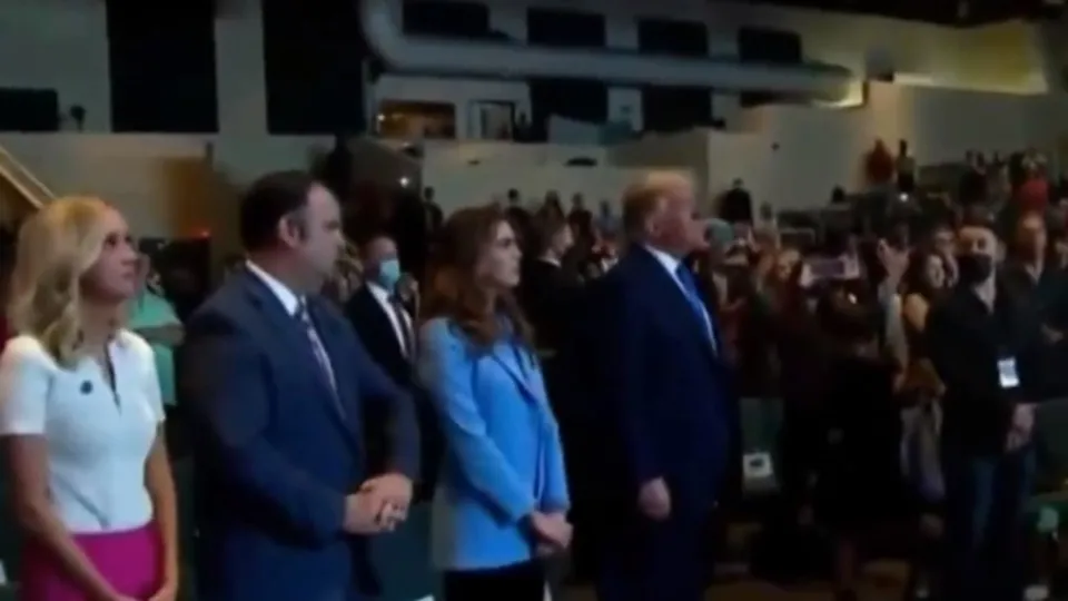 Donald Trump seçimleri kazanmak için dua etti! Ayinde maske takmadı