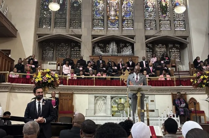 Zohran Mamdani seçim kampanyası için New York'taki bir kilisede Hristiyan seçmene hitapta bulunuyor (X)