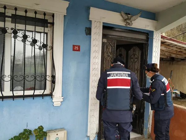 Arnavutköy’de jandarma kapı kapı dolaşıp yardımları dağıttı