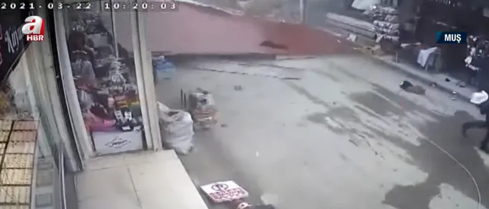 Fırtınaya dayanamayan çatı yol ortasına uçtu! Kıl payı kurtuldular - 2