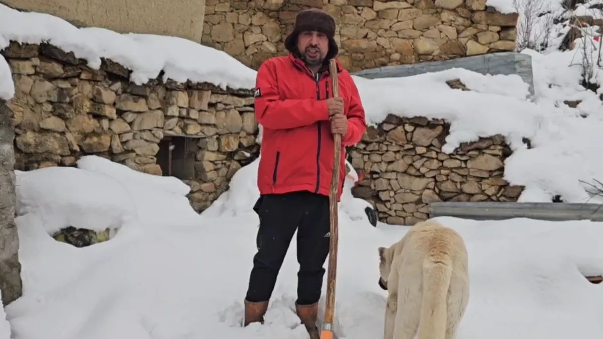 Erzincan'da hava soğudu, yüksek kesimlere kar yağdı