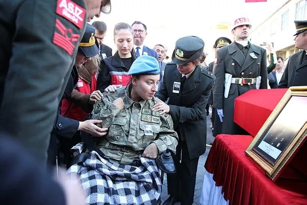 Türkiye kahraman şehitlerini son yolculuğuna uğurladı | Hamile eş ve anneden şehide son veda! 6 ilde tören