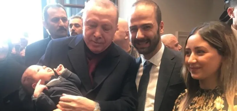 Başkan Erdoğan Mahir bebeğe altın taktı