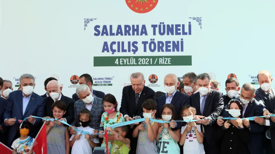 Başkan Recep Tayyip Erdoğan'a Rize'de sevgi seli! Çocuklardan 'Tayyip Dede' sloganları