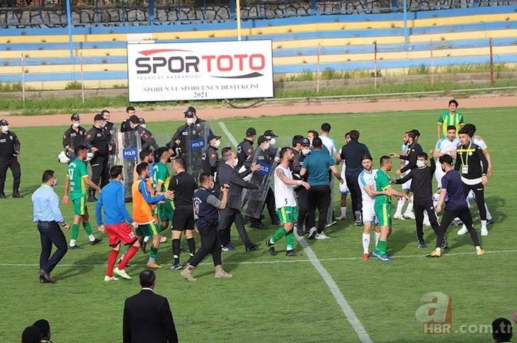 Maç bitti saha karıştı! Futbolcular birbirine girdi
