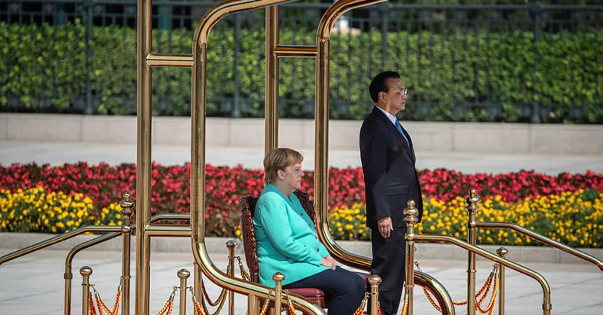 Merkel Çin'de ayağa kalkamadı