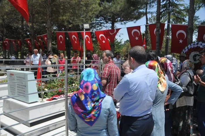 Kahraman Ömer Halisdemir'in kabrine ziyaretçi akını - 4