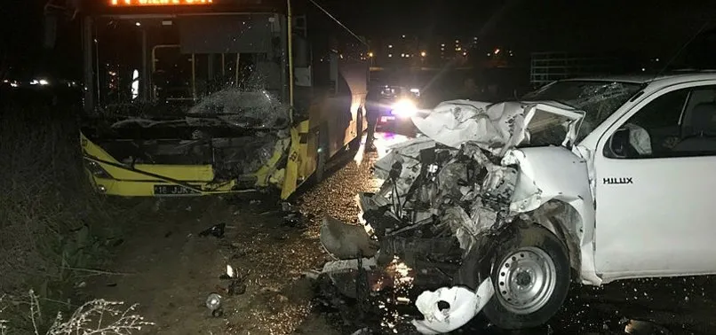 Bursa'da belediye otobüsü ile kamyonet çarpıştı: 1 ölü, 2 yaralı