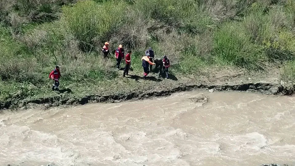 Babaya gösterdiler, yıkıldı! O anlar ortaya çıktı.