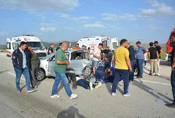 1686972446133.jpeg Antalya'da feci kaza! Karı koca ve torunları hayatını kaybetti! 4'ü çocuk 9 yaralı - 2