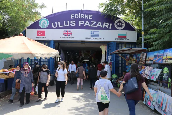 1627654322178.jpg Bulgarlar akın etti! Edirne'deki sosyete pazarına yoğun ilgi - 2