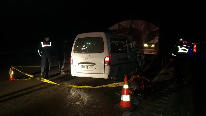 Son dakika: Manisa'da feci kaza: Minibüs TIR'a arkadan çarptı: 2 ölü - 5