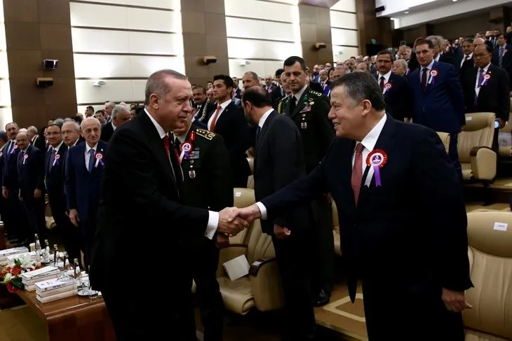 Cumhurbaşkanı Erdoğan’ı karşısında gören Kılıçdaroğlu’nun yüz ifadesi dikkat çekti
