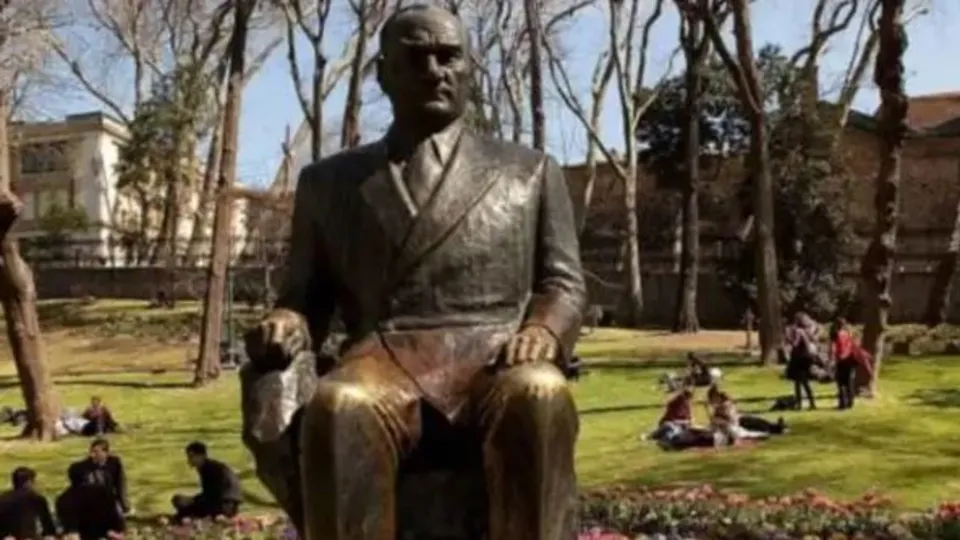 Prag’da Atatürk heykeline engel