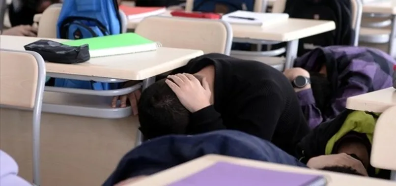 Cumhuriyet tarihinde bir ilk! Saat 18.57'de 81 il genelinde "Çök Kapan Tutun" deprem tatbikatı! Tüm telefon ve ekranlarda o uyarı yer aldı