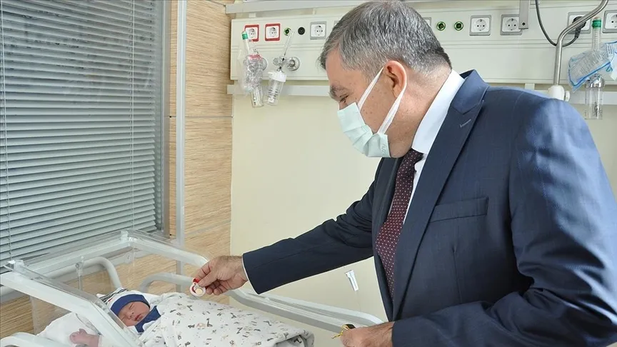 Sağlık Bakanı Fahrettin Koca'nın paylaştığı "aceleci bebek" ve annesinin sağlık durumu iyi - 3