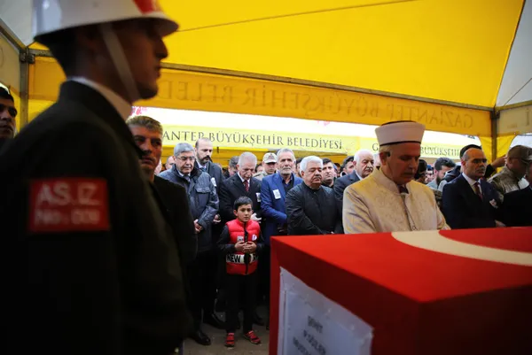 pence-kaplan-sehitlerine-veda-ismail-esmer-ve-mustafa-ozturk-icin-sirnakta-toren-yapildi-1667822280429.jpg Pençe-Kaplan şehitlerine veda! İsmail Esmer ve Mustafa Öztürk için Şırnak'ta tören yapıldı | Son yolculuğuna uğurlandı - 9