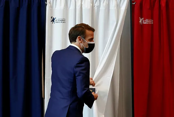 fransa-cumhurbaskani-macrona-soguk-dus-partisi-bolgesel-secimlerin-ilk-turunda-hezimete-ugradi-1624228576573.jpg Fransa Cumhurbaşkanı Macron'a soğuk duş! Partisi bölgesel seçimlerin ilk turunda hezimete uğradı - 3